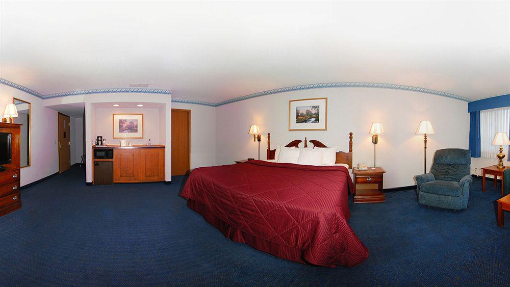 Baymont By Wyndham Osage Beach Hotel Room photo